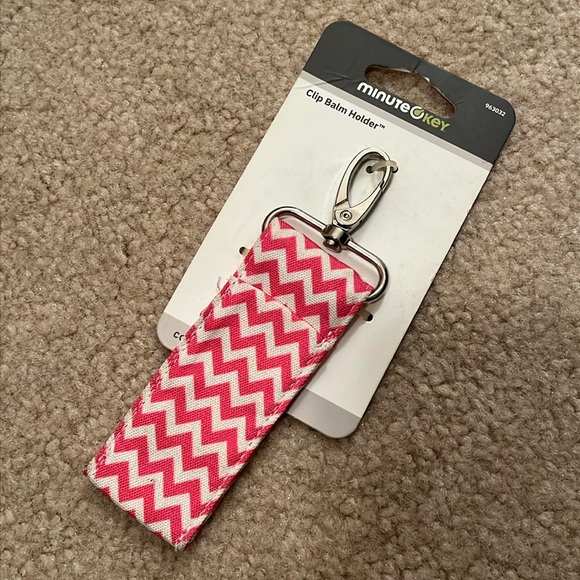 NEW Pink/White Chevron Clip Lip Balm Holder - Picture 1 of 7